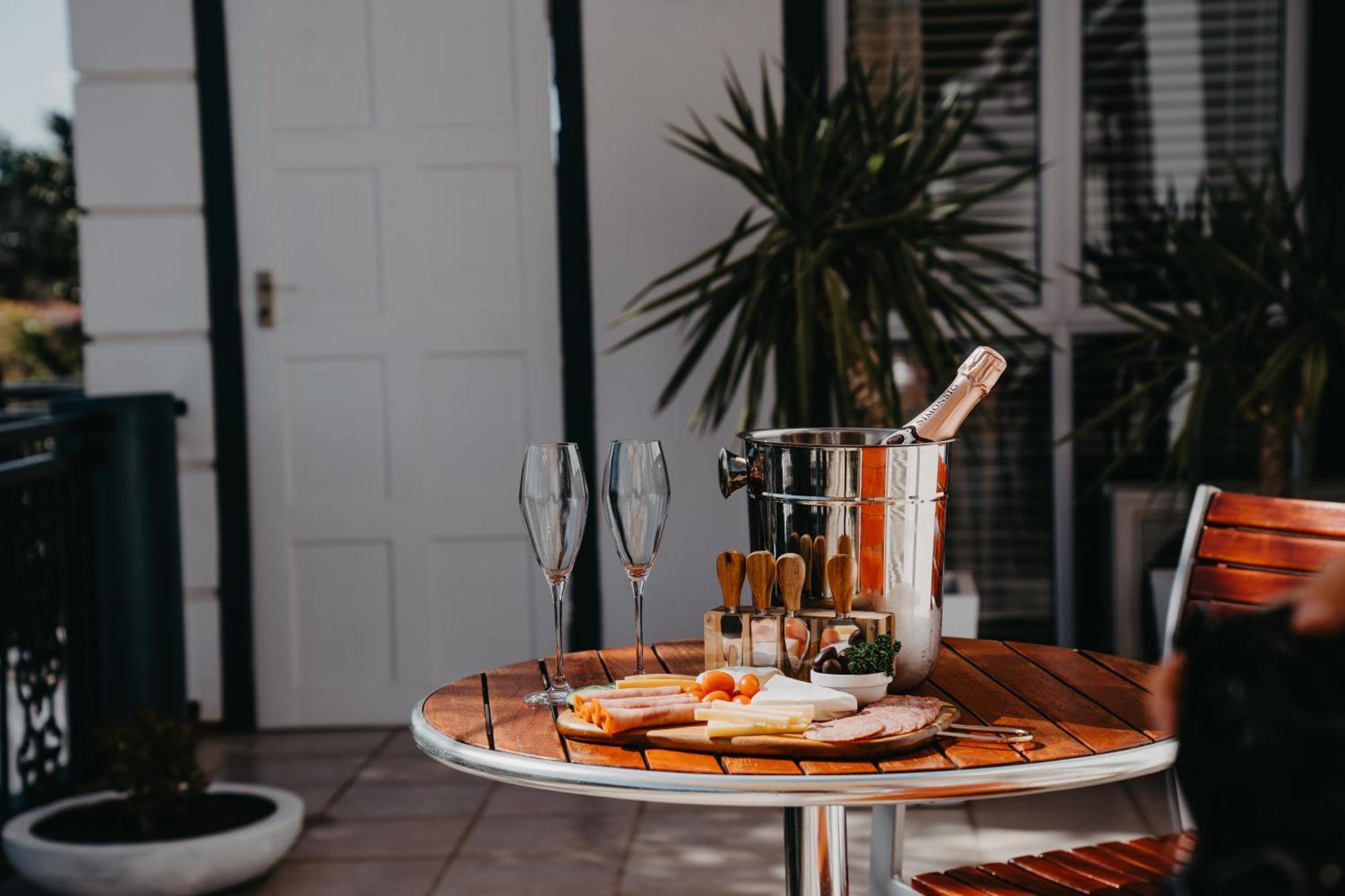 Pictures Guest House Boutique Hotel Oudtshoorn Bagian luar foto